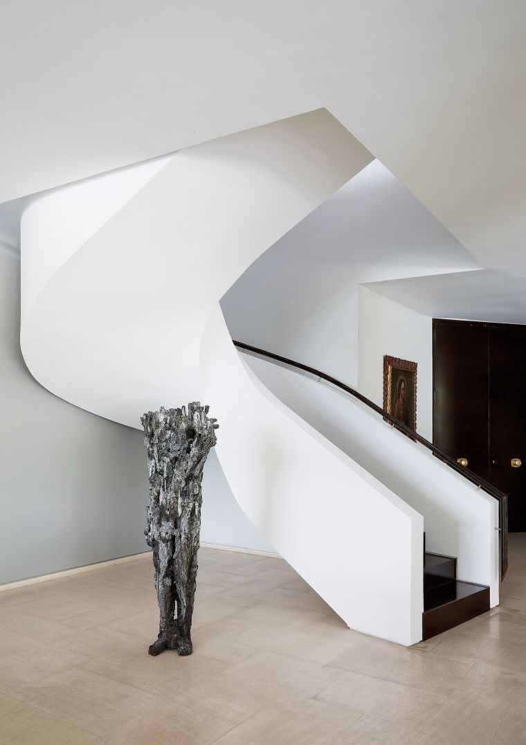 escalier colimacon design moderne couleur blanche maison design
