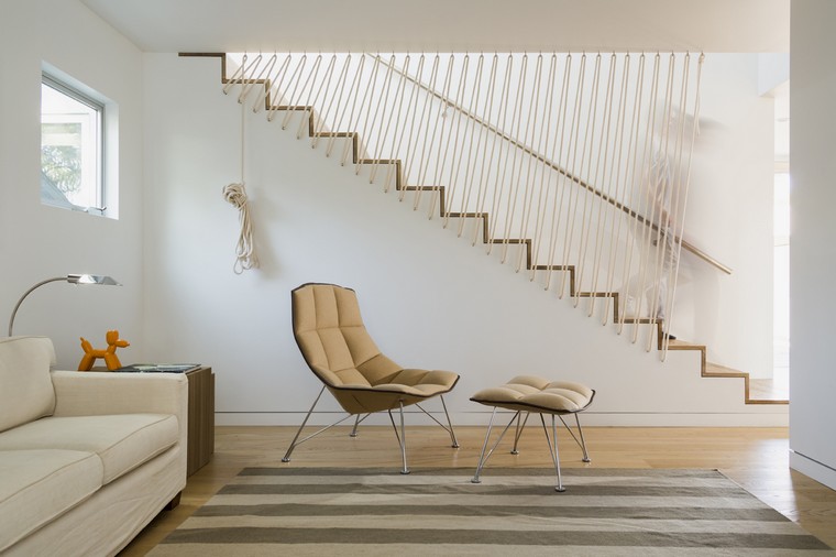 escalier bois design moderne fauteuil pouf tapis sol déco canapé blanc tapis sol rayures
