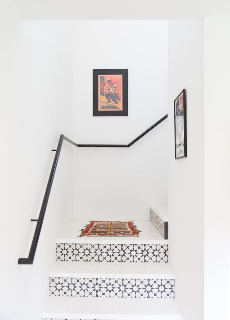 escalier interieur mosaique design moderne marches blanches carrelage