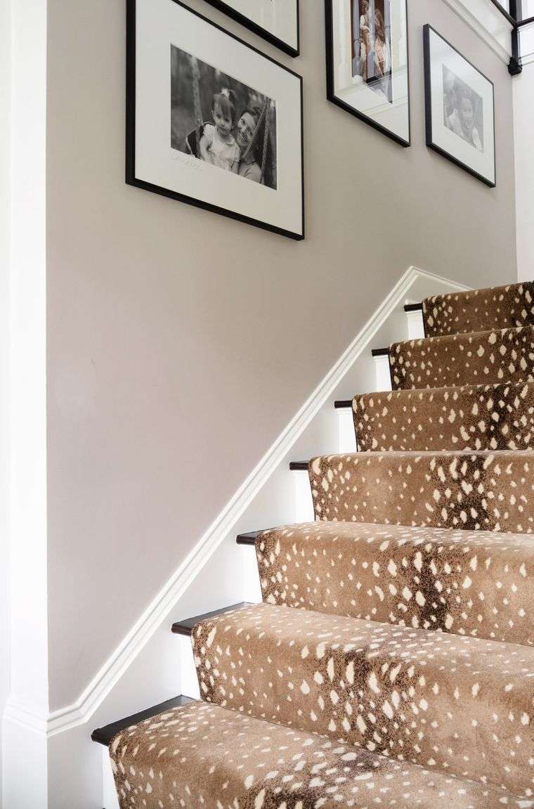 escalier moderne decoration bois tapis long renovation cage escalier peinture