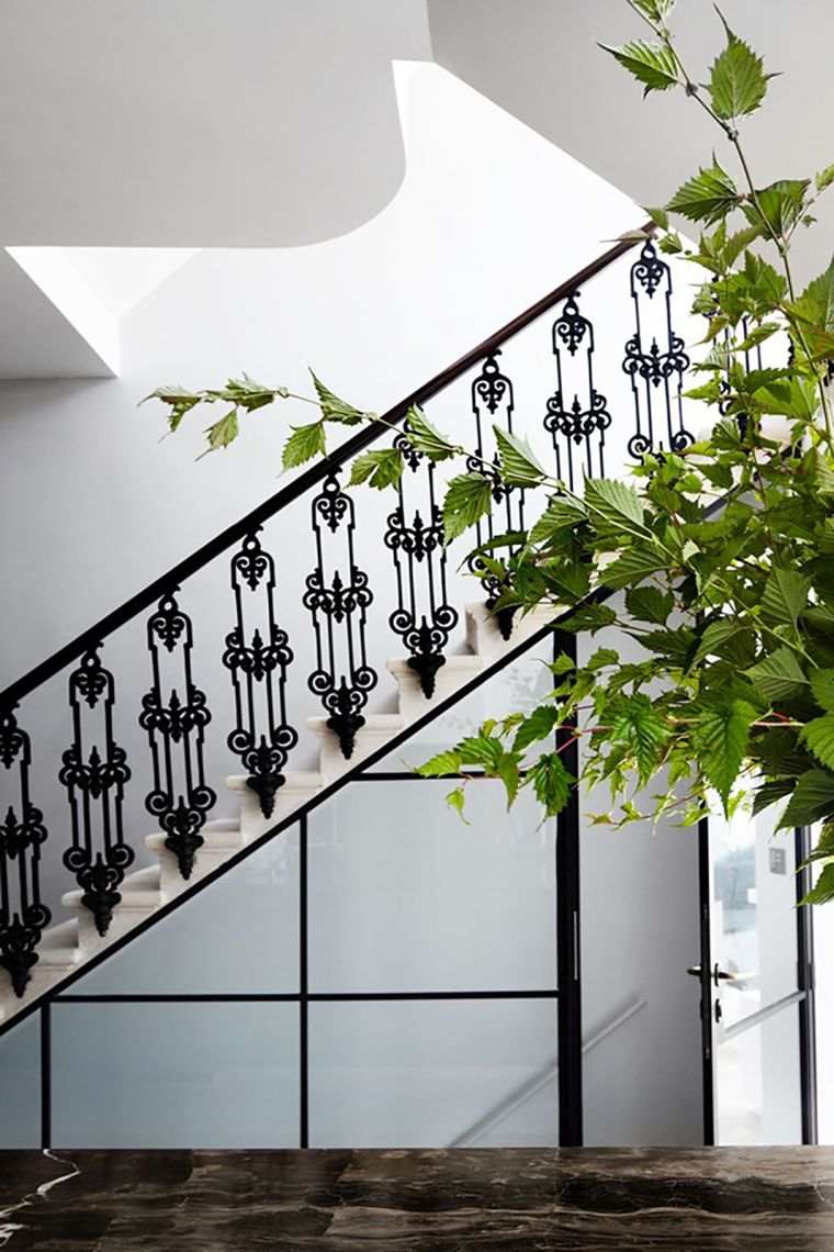 escalier moderne et garde corps fer forge couleur noire idee deco plante verte