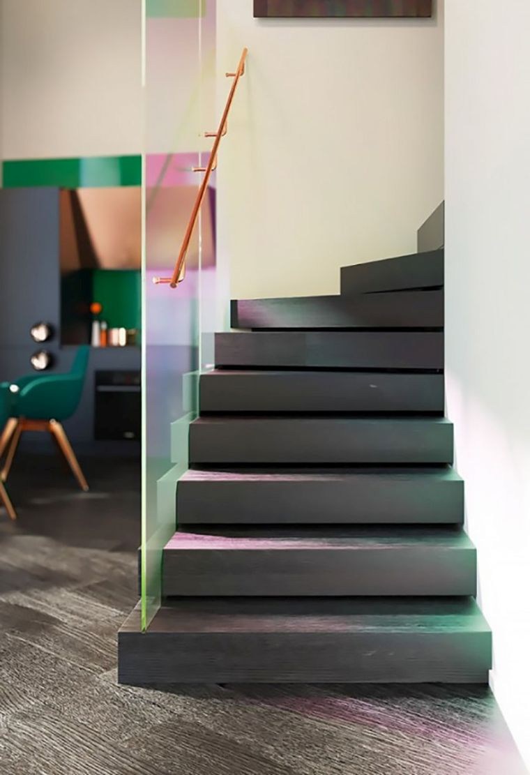 escaliers modernes marches peinture noire garde corps escalier transparente design interieur
