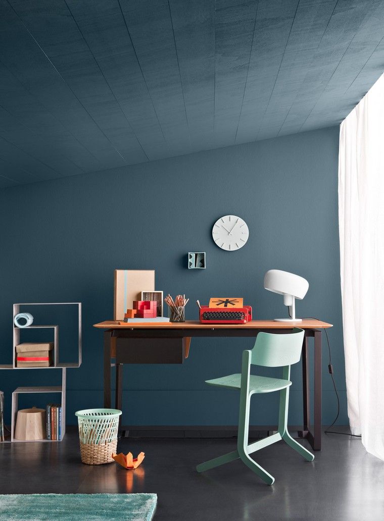 bleu idée espace travail bureau bois mur peinture bleu chaise bleu tapis
