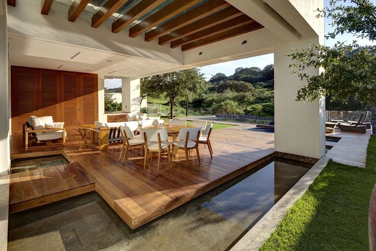 design extérieur terrasse idée mobilier aménager espace moderne bassin d'eau original plafond bois