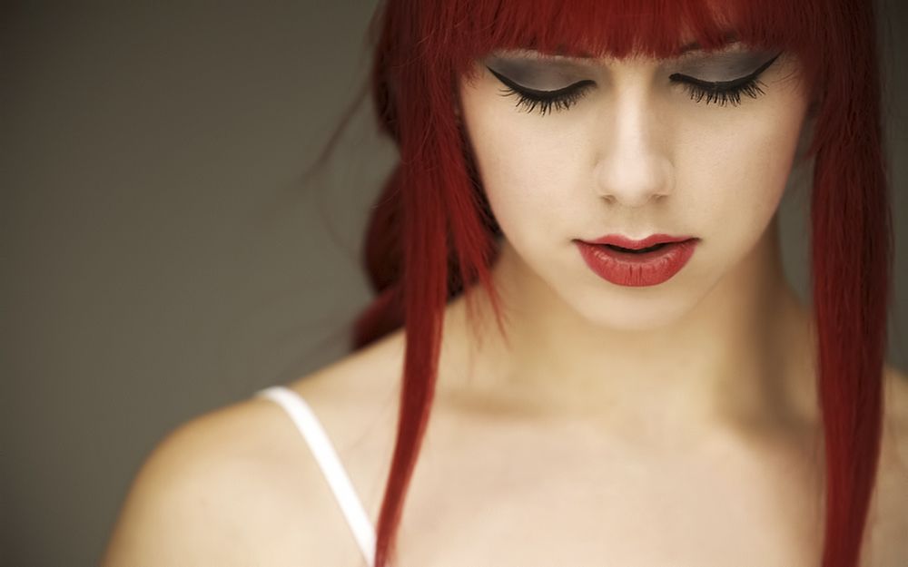 femme cheveux long breton rouge