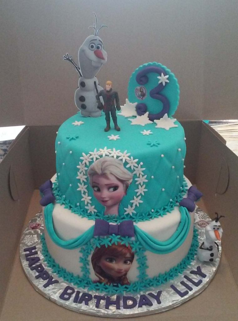 gâteau anniversaire reine des neiges tous les héros