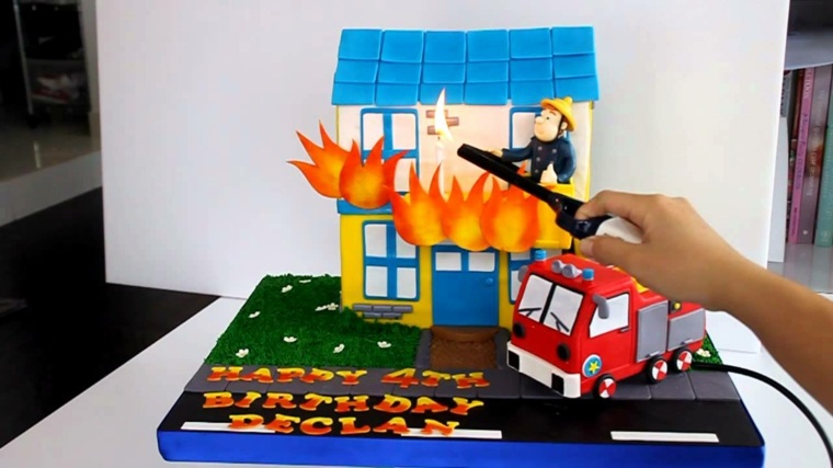 gateau histoire sam le pompier éteint feu se propageant maison