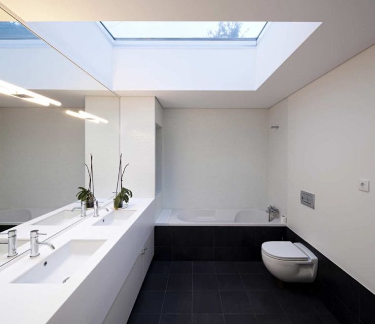 grand miroir contemporain idee salle de bain decoration blanche et noire