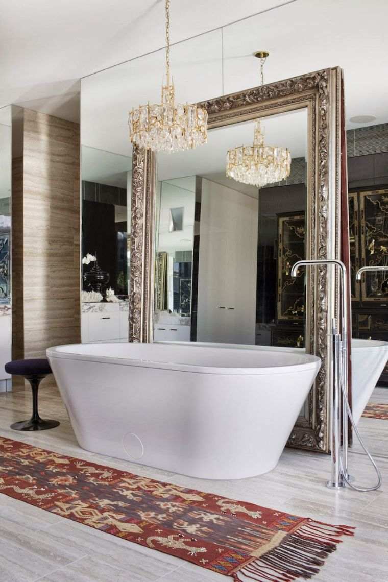 grand miroir dore cadre decoration baroque salle de bain baignoire sur pied