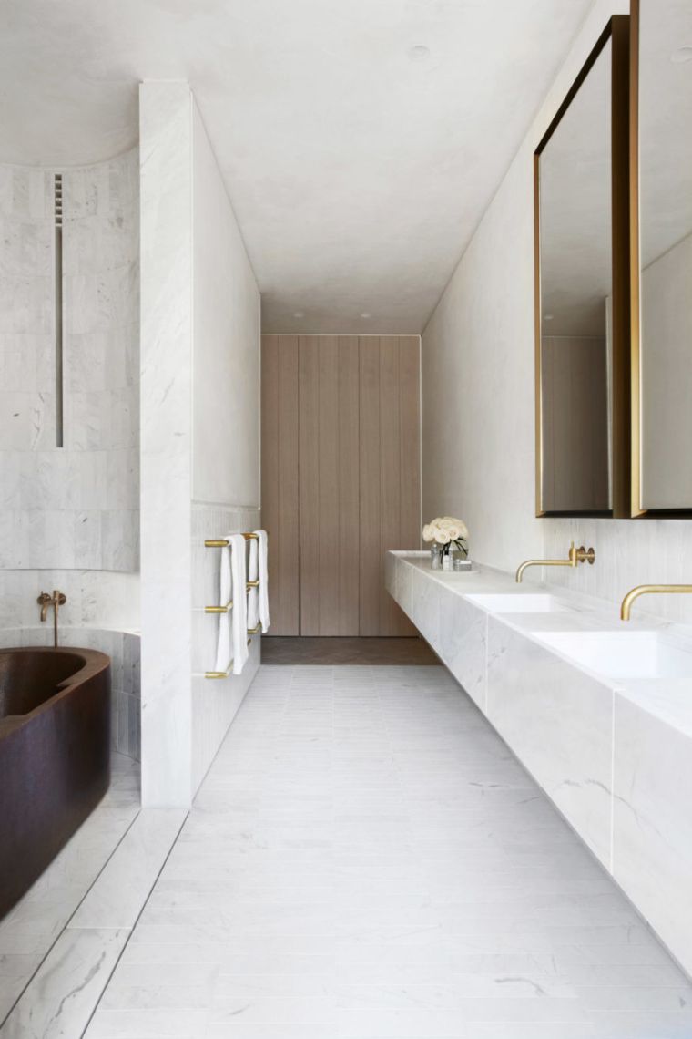 grand miroir carre or robinetterie metallique decoration marbre salle de bain