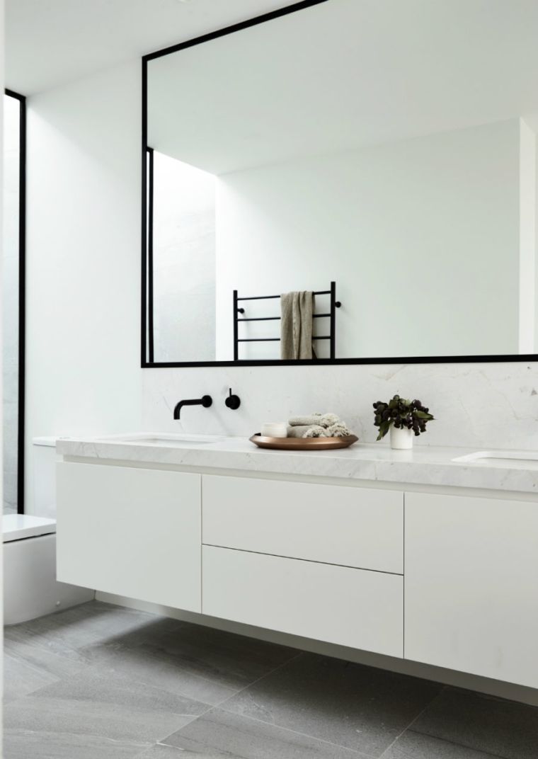 exemple de grand miroir salle de bain marbre cadre noir plan de travail