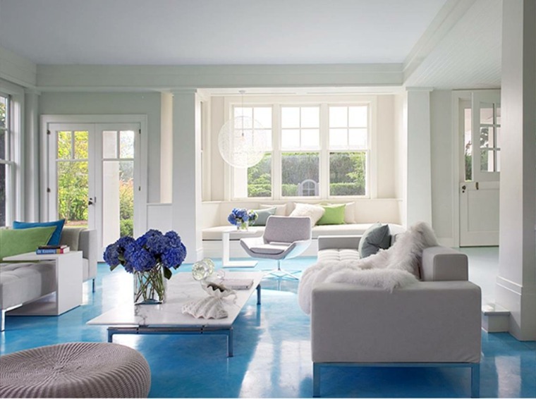 idee deco peinture blanche sol bleu salon spacieux