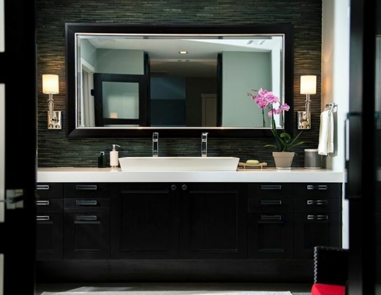 photo deco salle de bain noire miroir rectangulaire rangement meubl suspendu