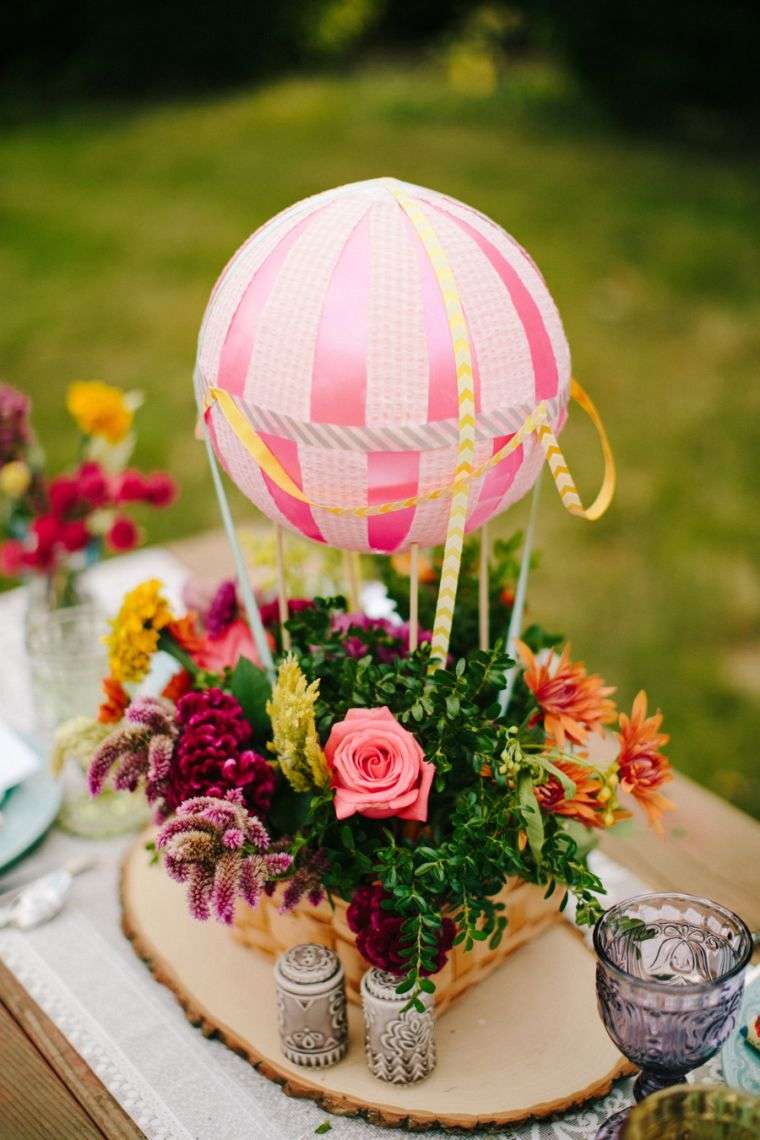 idée déco table printemps centre de table decoration florale montgolfiere