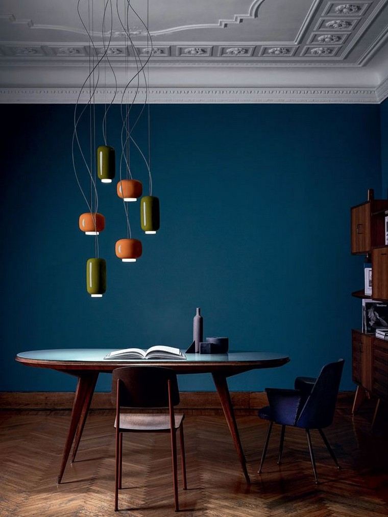 bleu idée salle à manger bleu luminaire table bois chaise parquet bois revetement