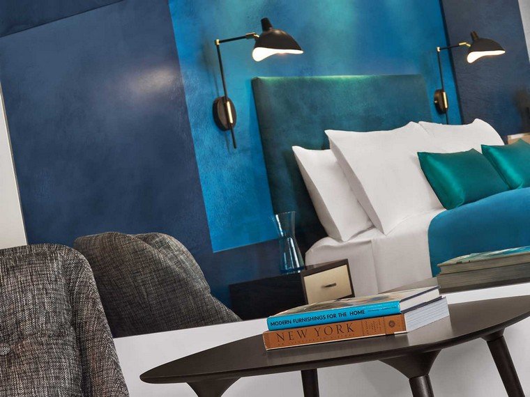 bleu intérieur idée chambre à coucher tête de lit coussins luminaire mur table basse
