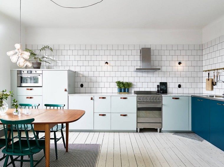 vert de gris cuisine idée mur briques intérieur table en bois luminaire suspension meuble