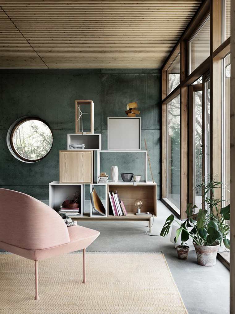intérieur scandinave fauteuil rose bibliothèque bois design mur idée déco plante