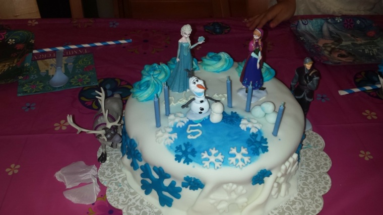 la reine des neiges et personnages principaux conte film décorant gâteau anniversaire