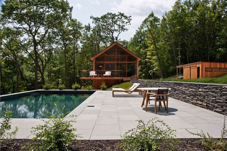 design moderne idée maison bois revêtement sol béton piscine extérieur table basse