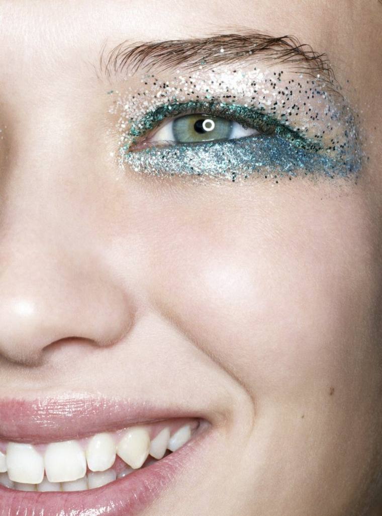 maquillage tendance 2017 couleurs étincelantes cosmiques sourire glamour