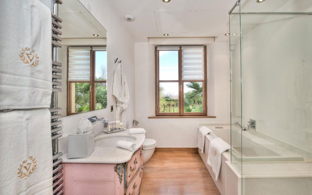 meuble contemporain ambiance et style vintage salle de bain rose