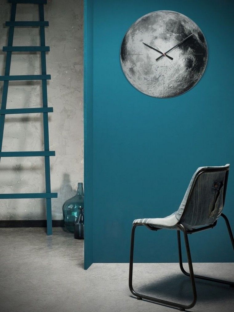 intérieur idée déco horloge fauteuil mur peinture bleu tendance