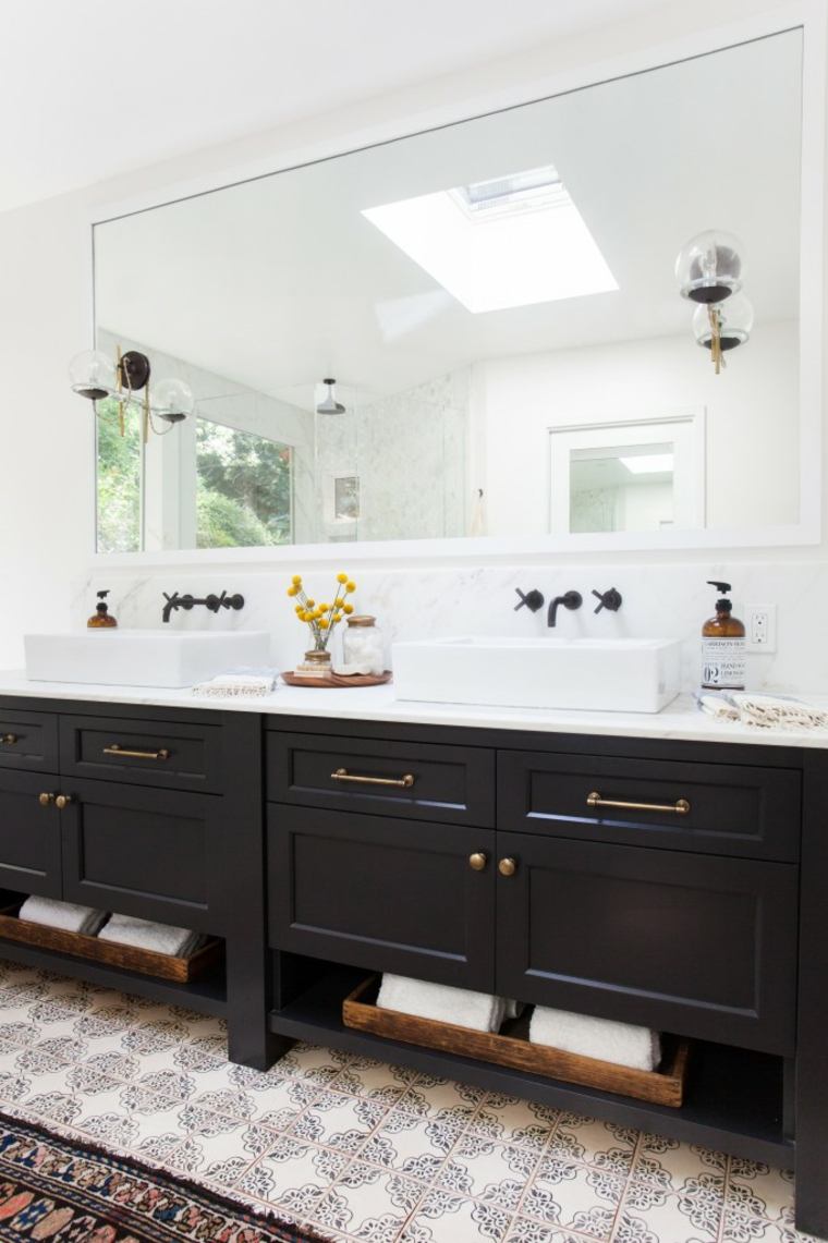 meuble salle de bain noir vasque rangement poignee or