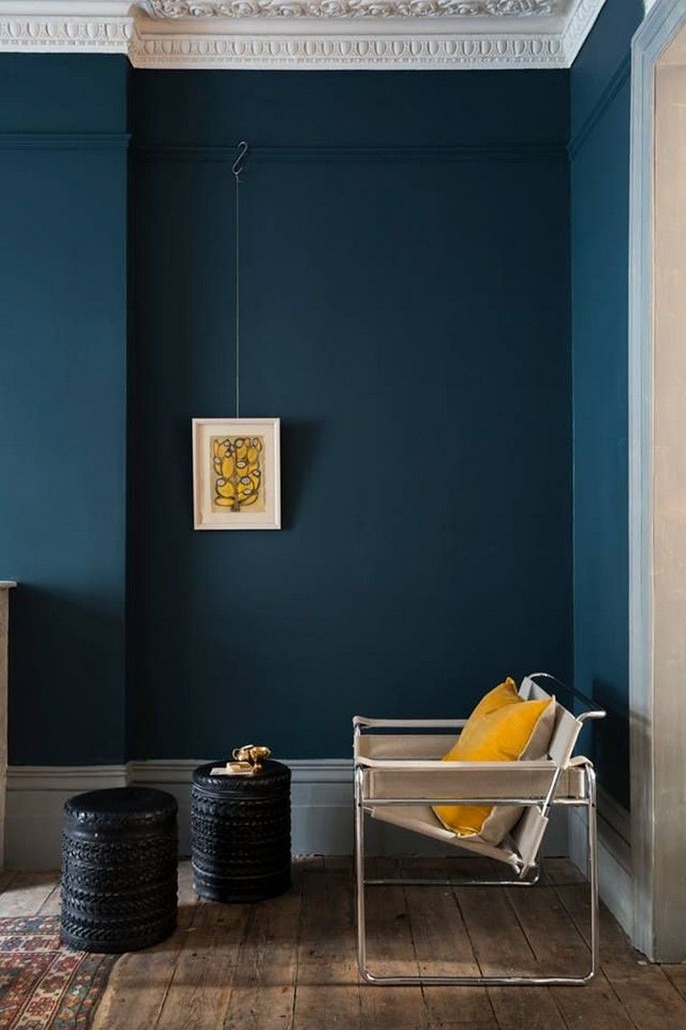 mur-bleu-fonce-design-interieur-moderne-idees