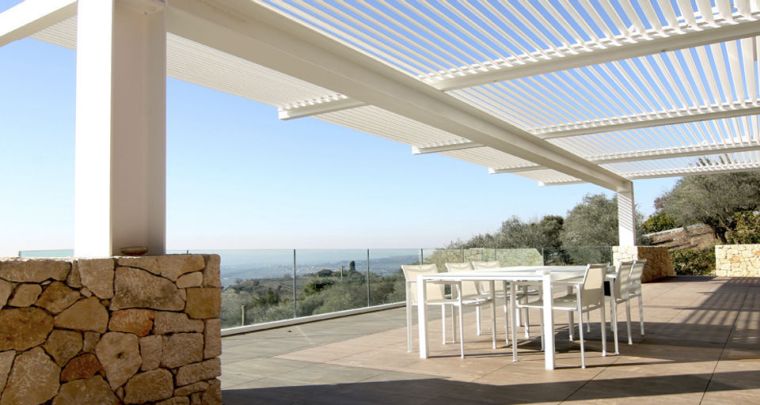 pergola bioclimatique design moderne aluminium terrasse salon de jardin