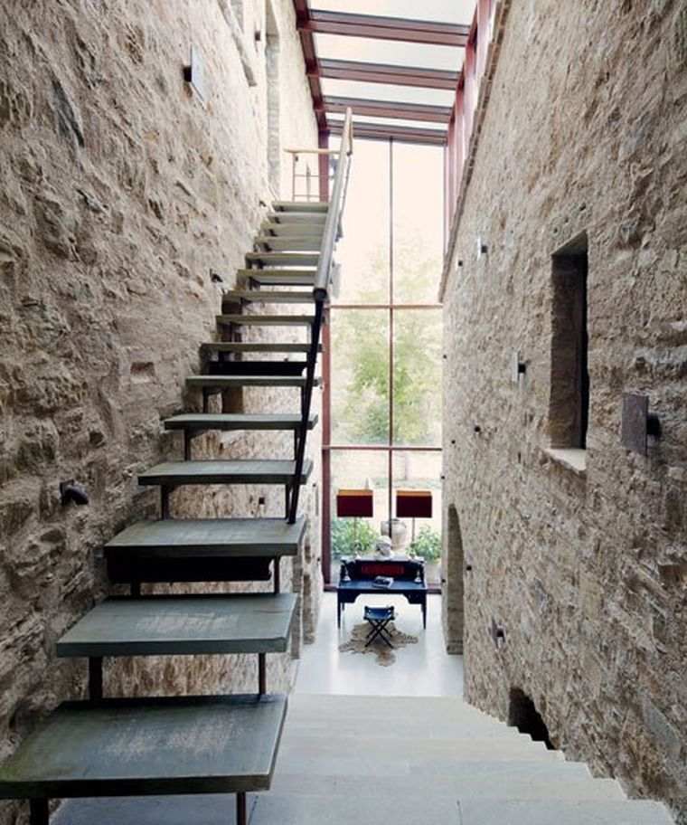 petit escalier moderne idee deco suspendu metal extension maison
