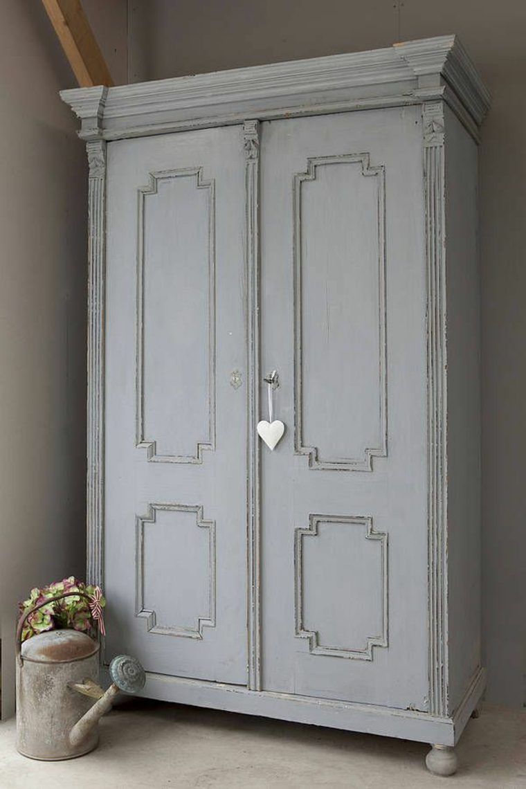 renovation armoire ancienne repeinture idee deco vintage meuble bois use