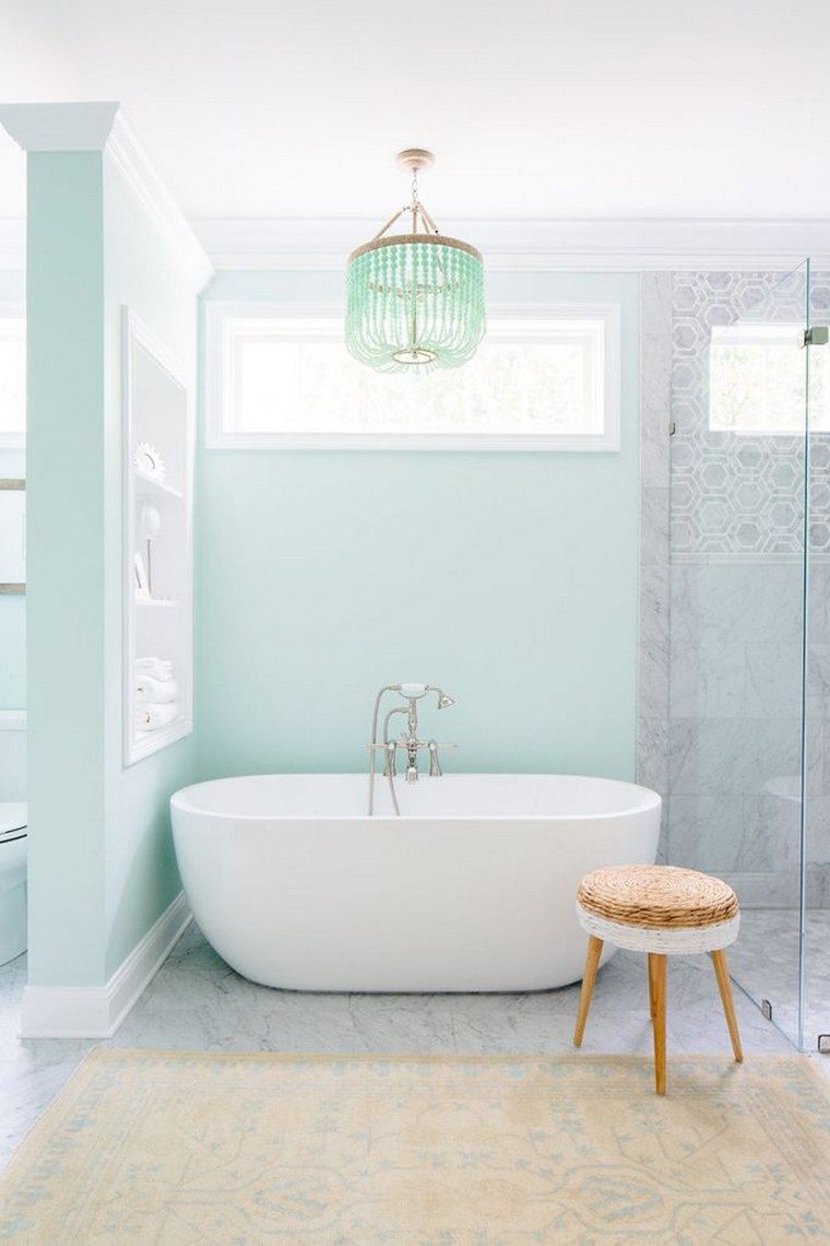 salle de bains vert de gris idée baignoire luminaire tendance