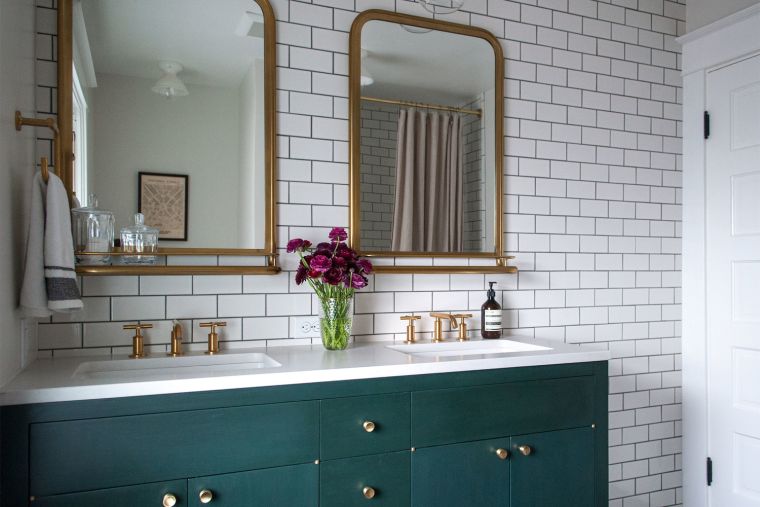 conseil déco salle de bain exemple miroir dore robinetterie moderne