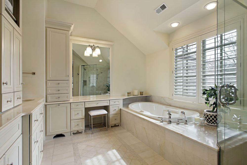 salle de bain simple et moderne blanc beige chaise cabinets lavabo