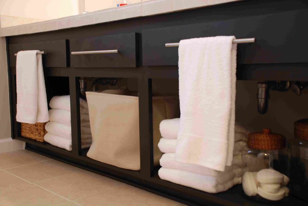 salle de bain simple et moderne cabinet marron bois