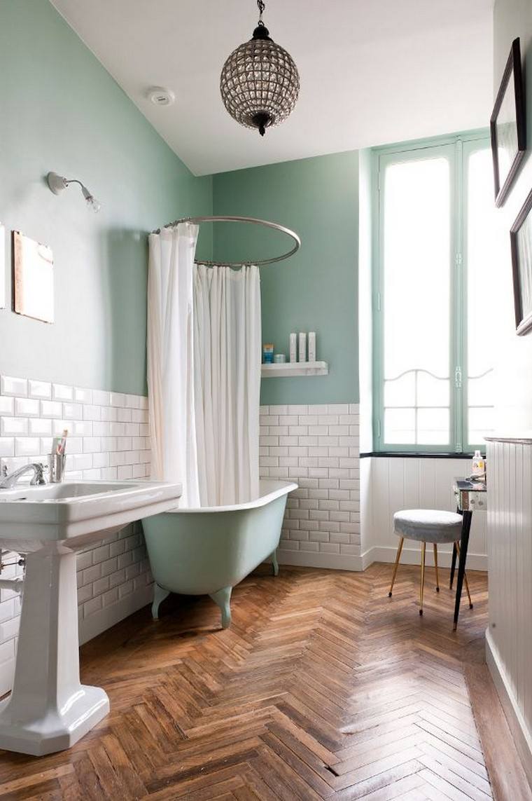 murs peinture idée vert de gris luminaire baignoire parquet bois tendance