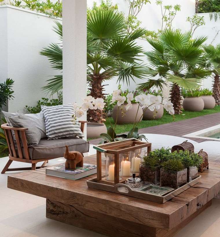 terrasse idée revêtement sol bois mobilier de jardin fauteuil coussins plantes