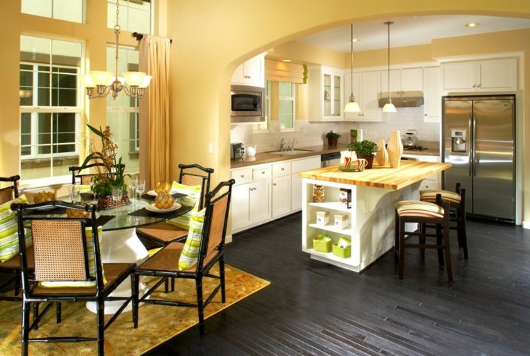 tapis de cuisine jaune sol bois peinture jaune foncé lieu moderne spacieux agréable