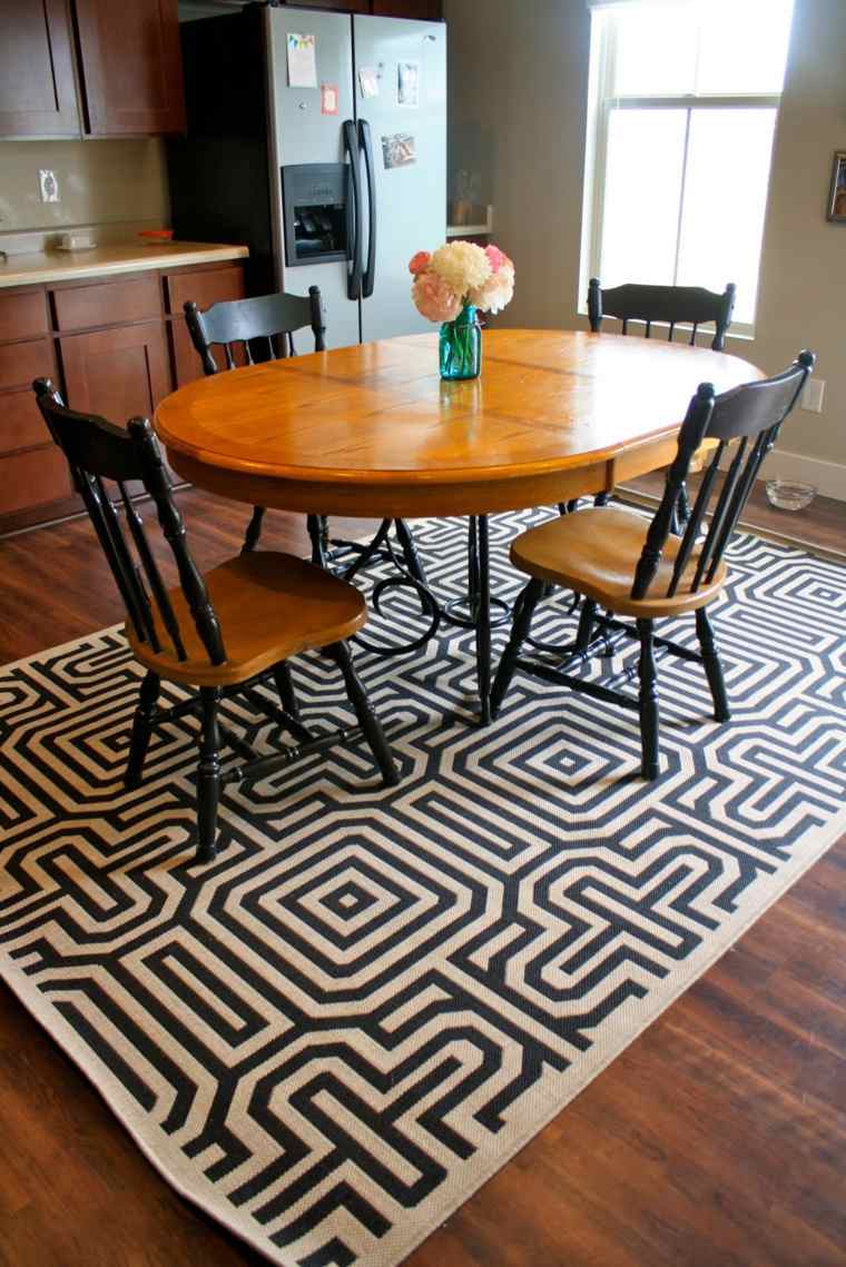 tapis de cuisine labyrinthe noir blanc table bois massif