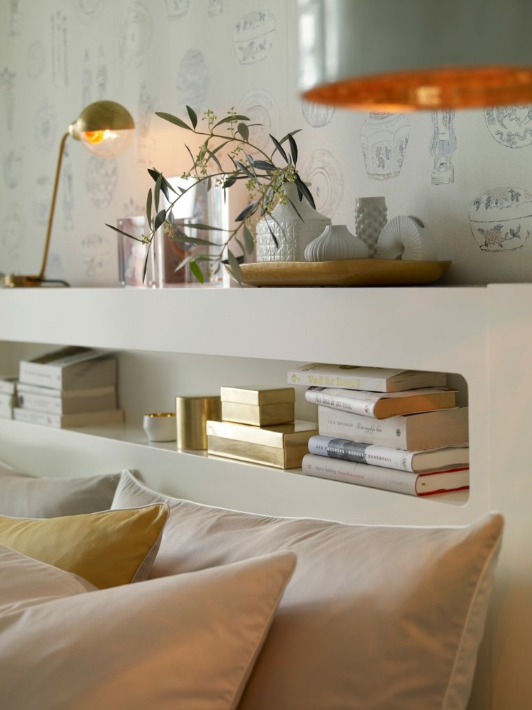 tête de lit avec rangement mural etagere ouverte etageres blanches livres objets deco