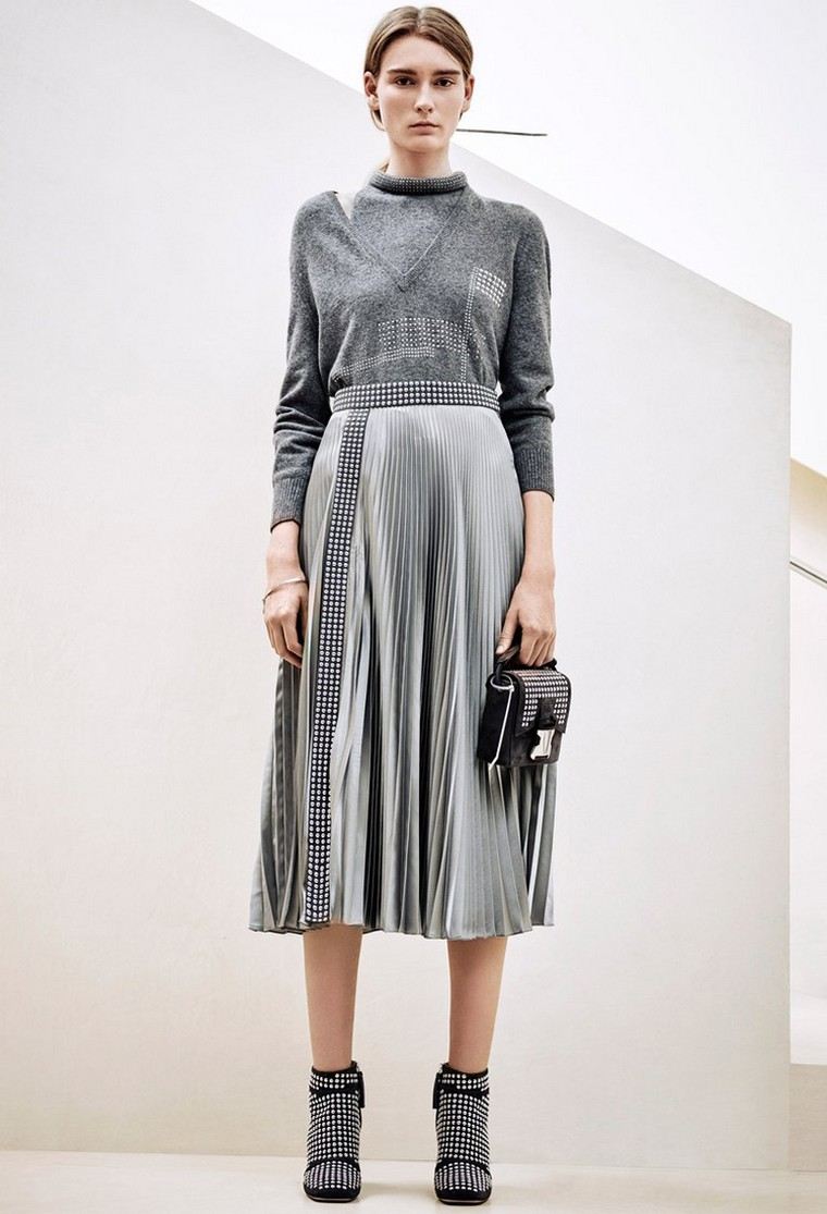 idée look futuriste femme jupe longue blouse pull gris sac chaussures