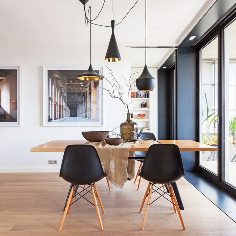 au masculin decoration-interieur-table-bois-chaise-noire-design-scandinave