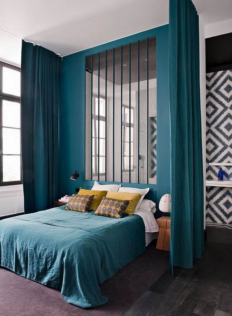 chambre idée lit design déco rideaux bleus mur salle de bains ouverte