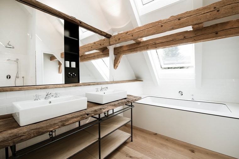 salle de bain scandinave bois plan travail évier parquet baignoire
