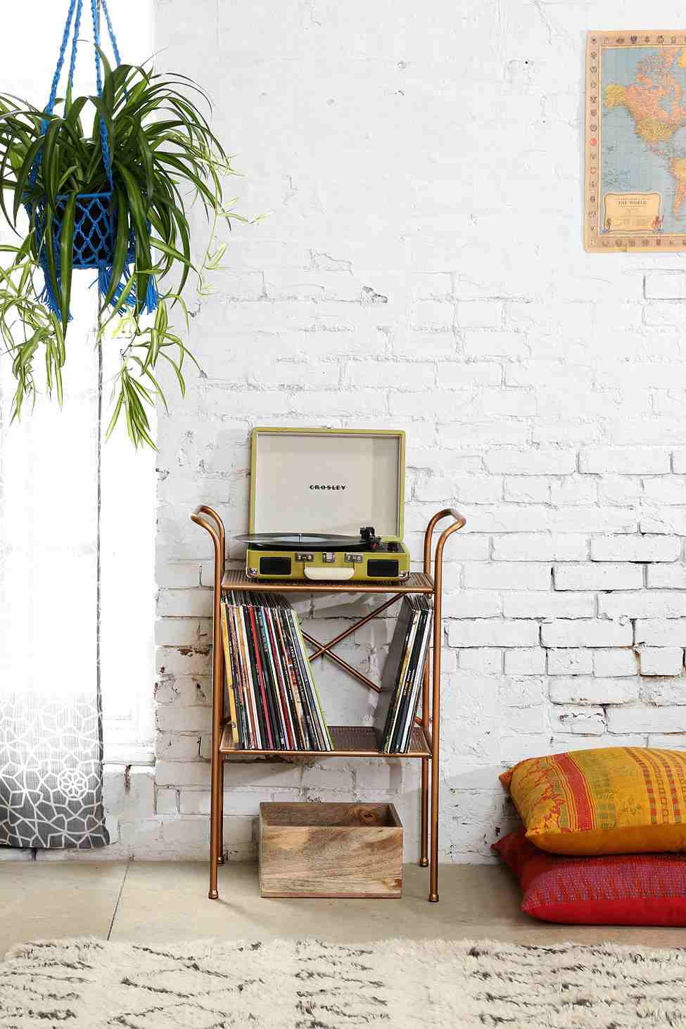 rangement vinyle idée intérieur moderne lecteur vinyle ranger idée tapis sol mur briques