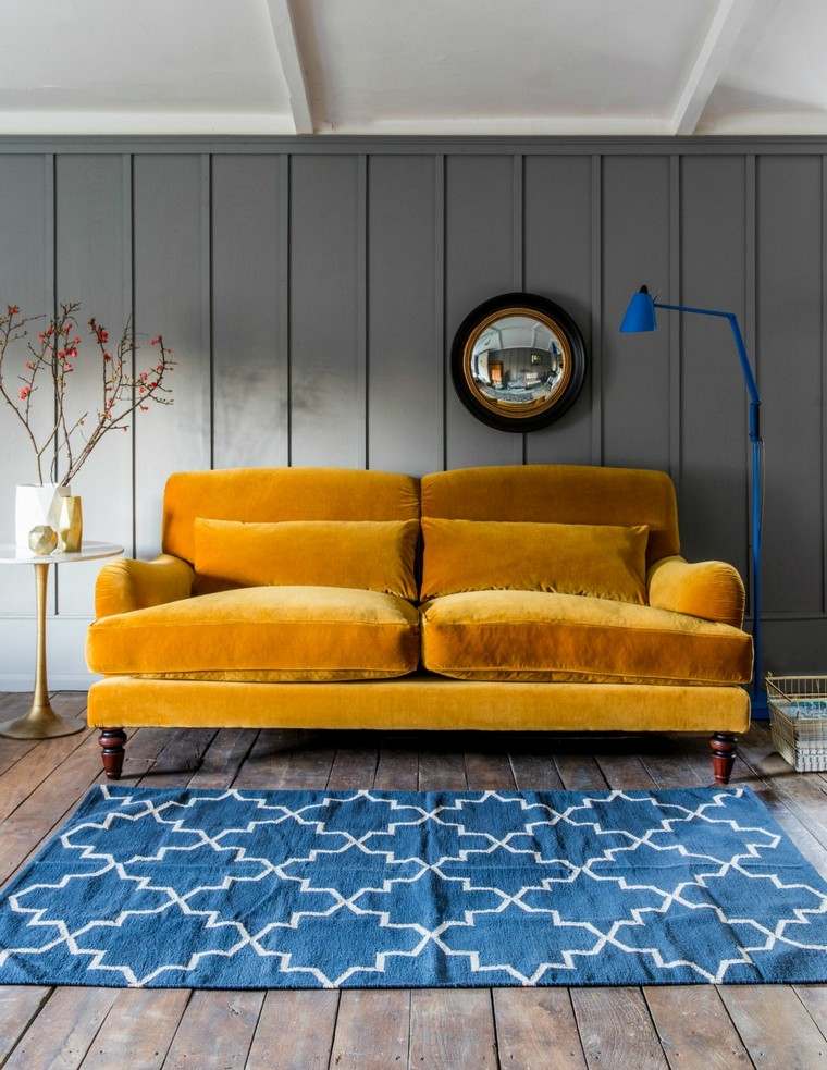 déco salon idée canapé design velours jaune tapis sol moderne lampe déco