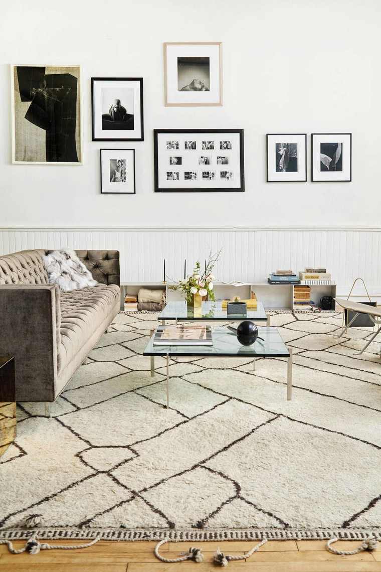 canapé velours beige déco idée mur tapis sol table basse verre déco cadres mur idées