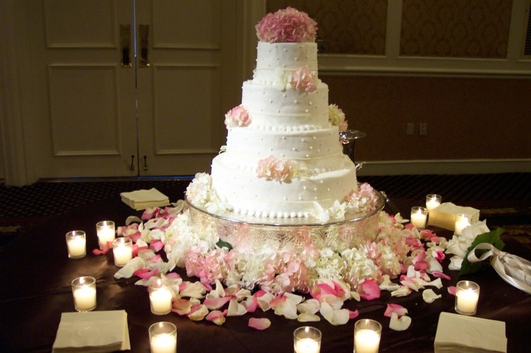 centre de table mariage tarte blanche avec fleurs resized