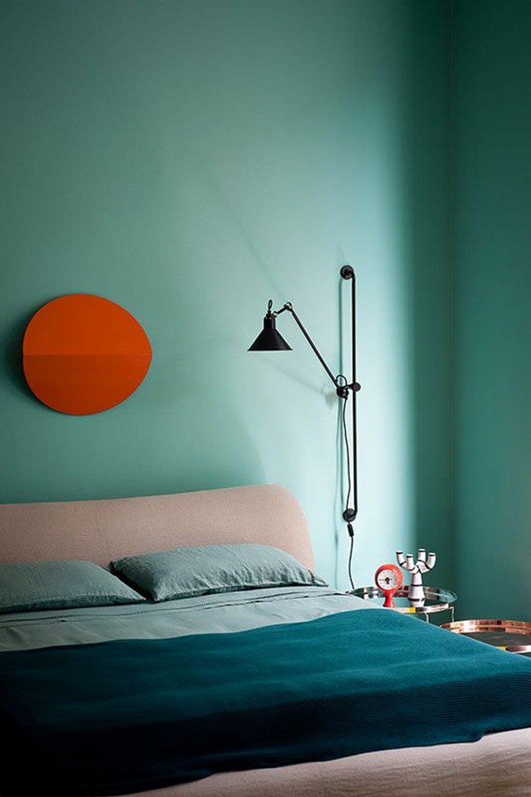 déco chambre mur peinture bleu idée espace lit tête de lit rose luminaire mural